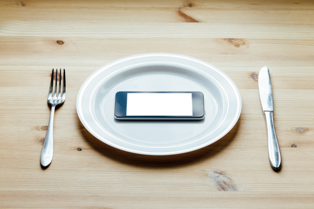 智能手机在盘子里图片下载