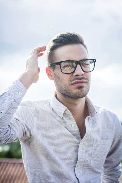 戴眼镜的美男子肖像图片下载