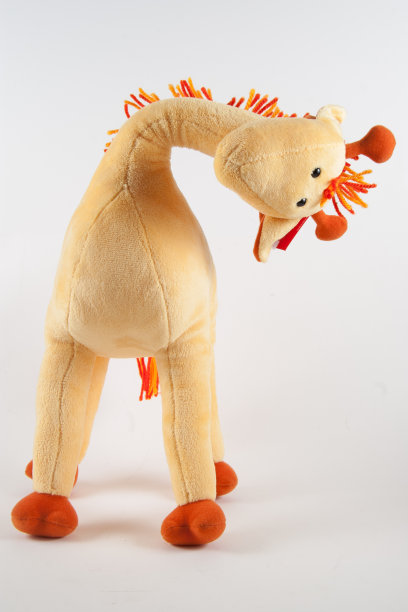 脖子弯曲的长颈鹿图片下载