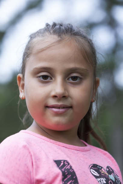 女孩在公园里玩图片下载