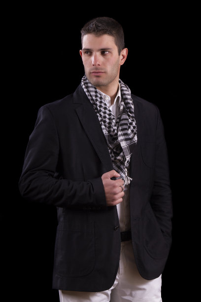 站在城市里的年轻人图片下载