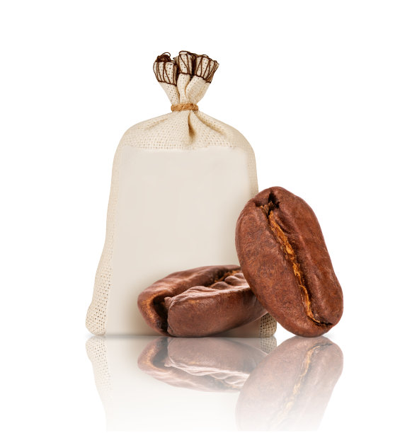 两颗咖啡豆特写和袋咖啡在白色的背景图片下载