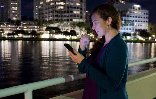 迈阿密布里克尔的一个女人在看手机图片下载