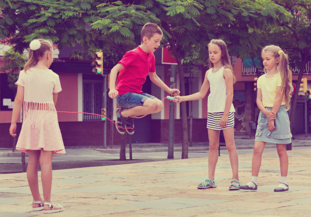 学龄儿童一起玩跳绳图片下载