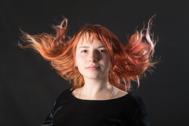 一个红头发女孩的肖像图片下载