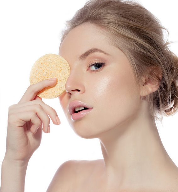 美丽的女人肖像与化妆海绵图片下载