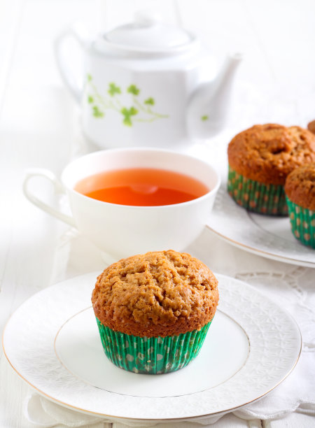 花生酱松饼在盘子里图片下载