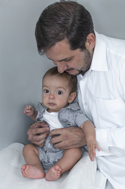 爸爸给宝宝换衣服图片下载