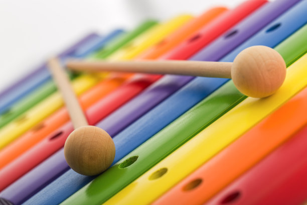 彩虹色木制玩具木琴在白色的背景图片下载