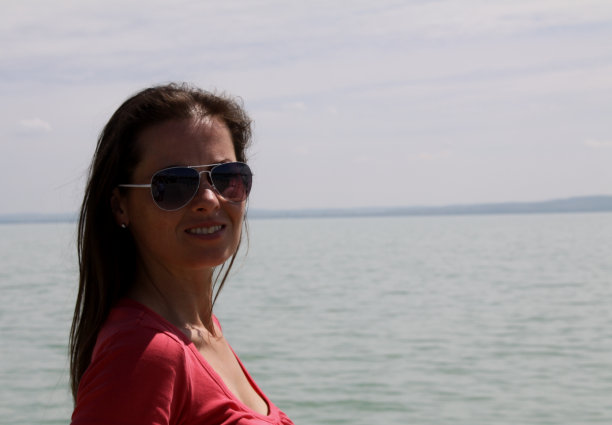 巴拉顿湖的女孩图片下载