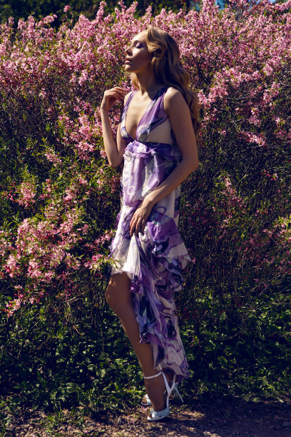 小姑娘一朵粉红色的小花图片下载