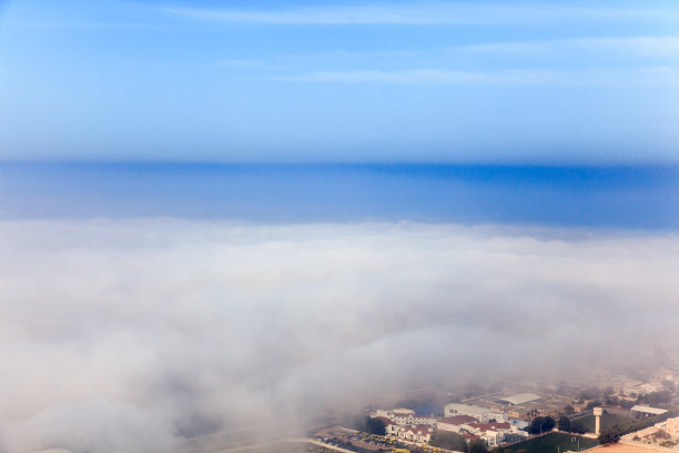被浓雾覆盖的建筑和高速公路图片下载