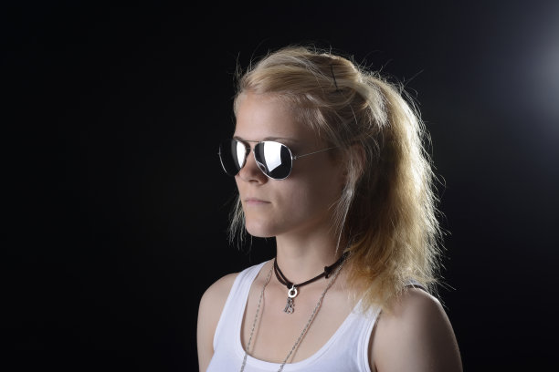 酷的金发女人图片下载