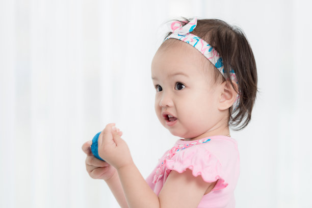 特写照片美丽可爱的亚洲宝宝的表情图片下载