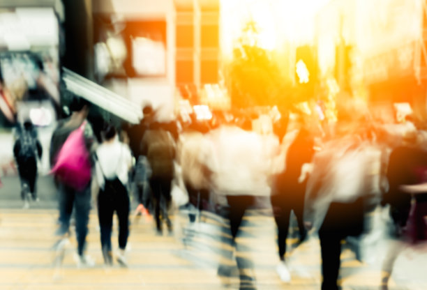 街道上的人与阳光的抽象背景图片下载