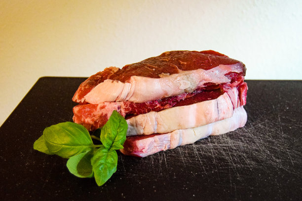 堆叠的纽约牛排准备烹饪。图片下载