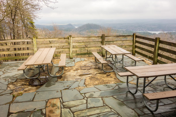 野餐桌与山景背景图片下载