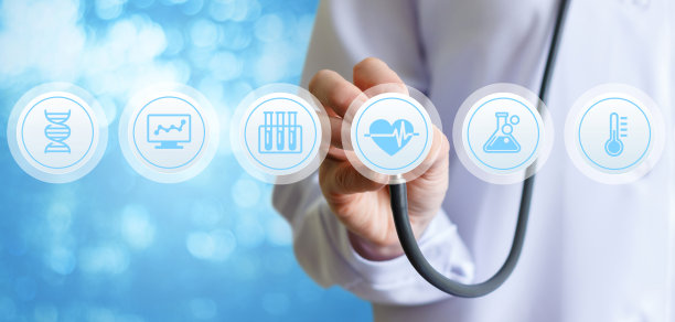 医生倾听并诊断。素材图片