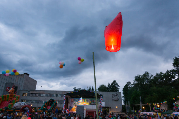 天灯升上天空。图片下载