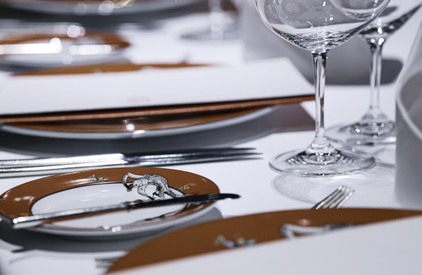 豪华餐厅的正式餐桌图片下载