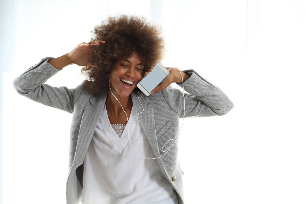 一个年轻的黑人女人用手机跳舞唱歌图片下载