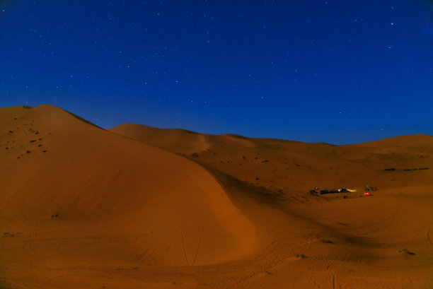 夜晚在Erg Chebbi沙丘靠近Merzouga，摩洛哥图片下载