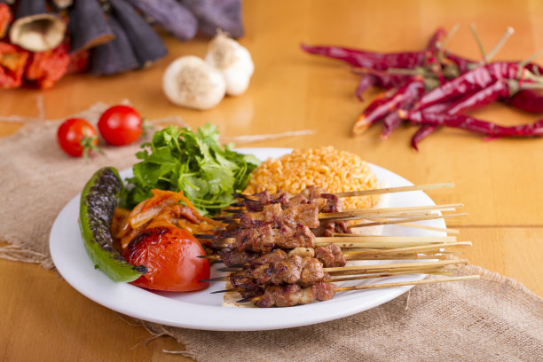 土耳其锡什烤肉配酸奶图片下载