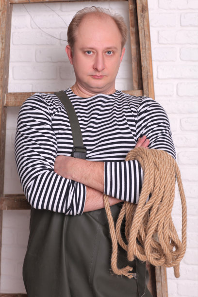 一个渔民的肖像在涉水和绳子图片下载