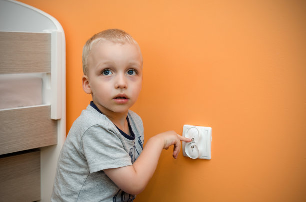孩子靠近插座。交流电源的电气安全图片下载