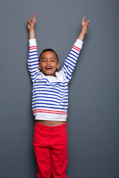 举起手臂向上指着的男孩图片下载