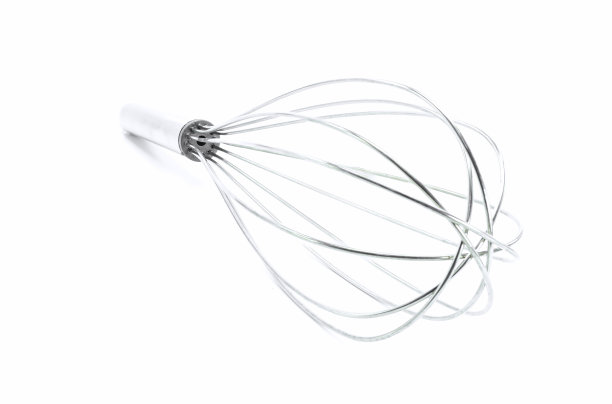 白色背景上的金属搅拌器。图片下载