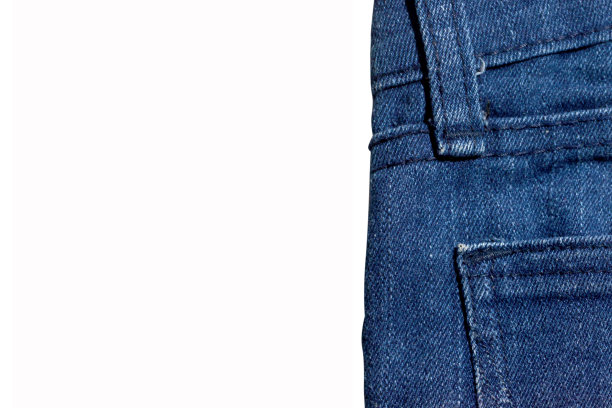 牛仔裤的口袋里。背景牛仔纹理与白色音符。图片下载