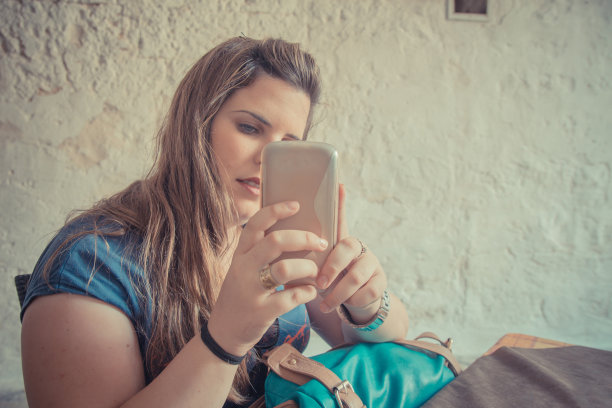 用手机拍照的女人图片下载