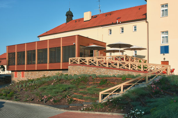 在阳光明媚的日子里建造餐厅图片下载