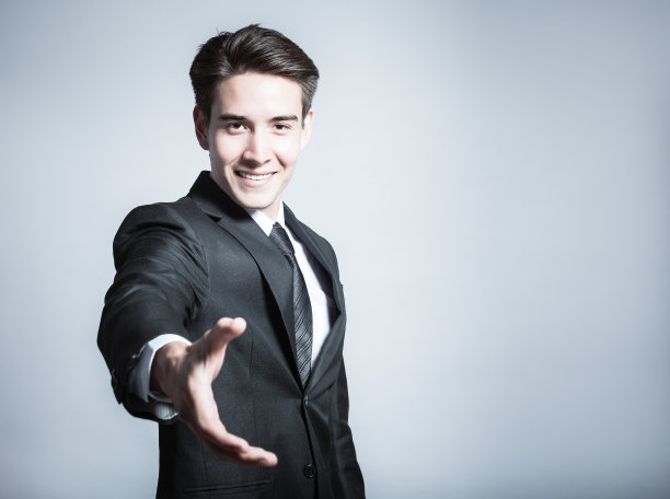 成功的商人伸出援手图片下载