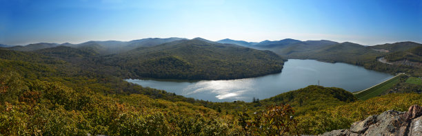 秋天的湖泊全景图片下载