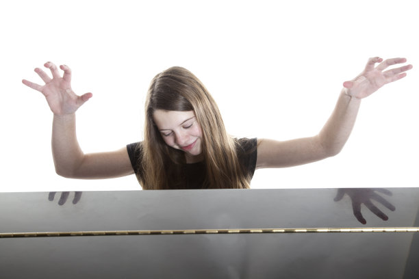 十几岁的女孩在工作室弹钢琴图片下载