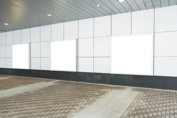 街道和购物中心的广告牌图片下载