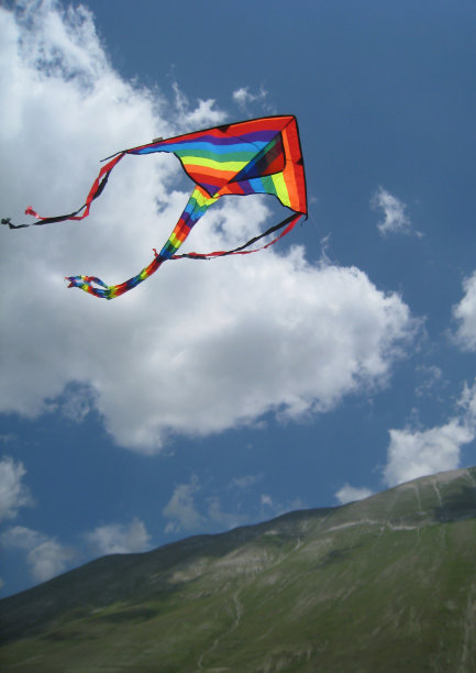 风筝在绿色的山上飞翔图片下载