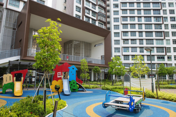 住宅楼宇的游乐场图片下载