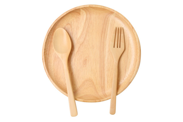 木叉和勺子在盘子上俯视图图片下载