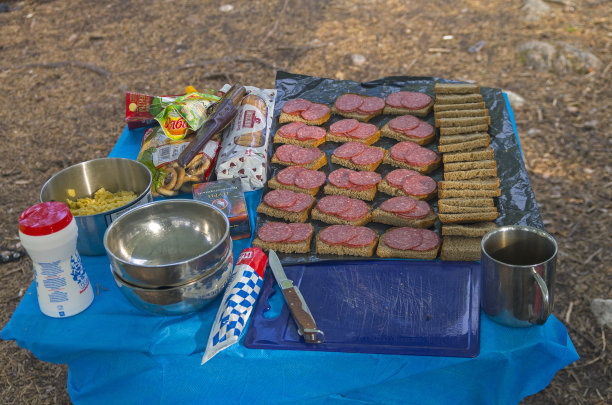 徒步旅行时吃点零食。图片下载