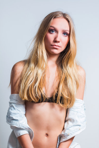 年轻女子，时尚自信姿势，白色背景图片下载