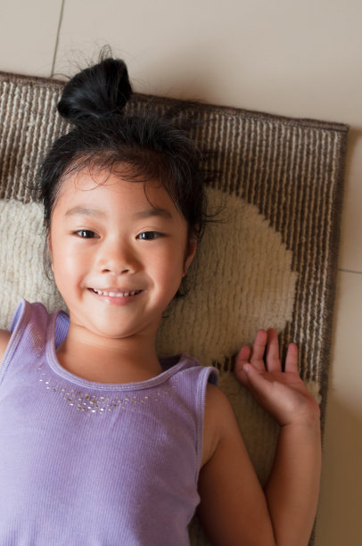 快乐的孩子们躺在地毯上图片下载