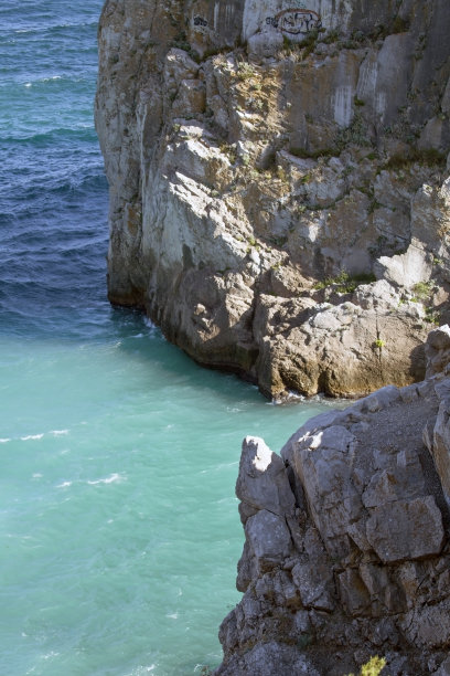 岩石在黑海的蓝色水。图片下载