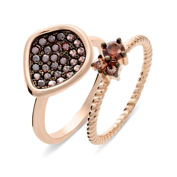 原来的两枚镶有闪亮棕色宝石的金戒指图片下载