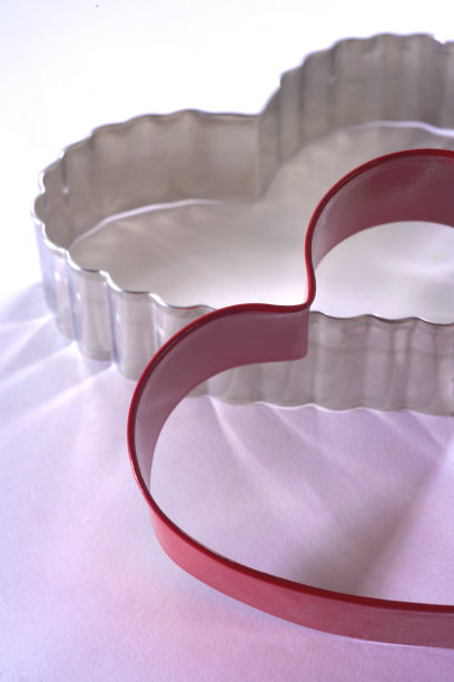 白色背景上的心形饼干切割机图片下载