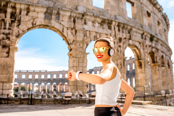 竞技场附近的女运动员图片下载