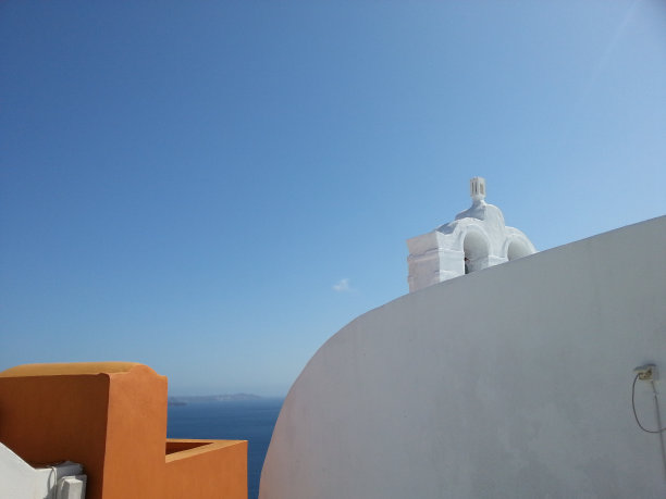 白色的教堂，蓝色的天空，还有橙色的东西图片下载