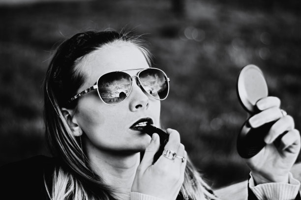 女孩组成。黑色和白色。图片下载